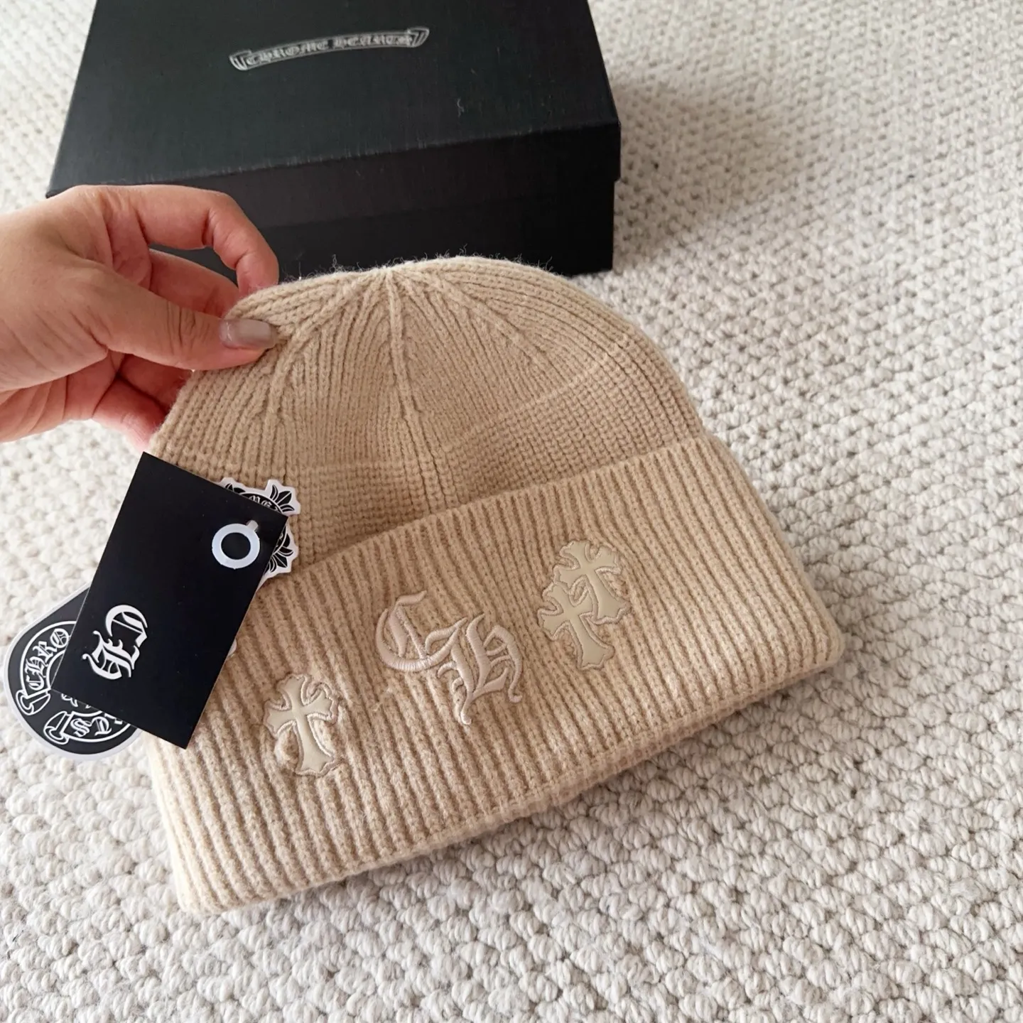 💰64 Crow Heart Autumn and Winter Wool Knitted Beanie This must be a favorite of minimalism. It is clean, neat, fashionable and versatile, and will definitely not be picky about your face shape! A fashionable classic that lasts forever! Fashionable black and white can be purchased together!